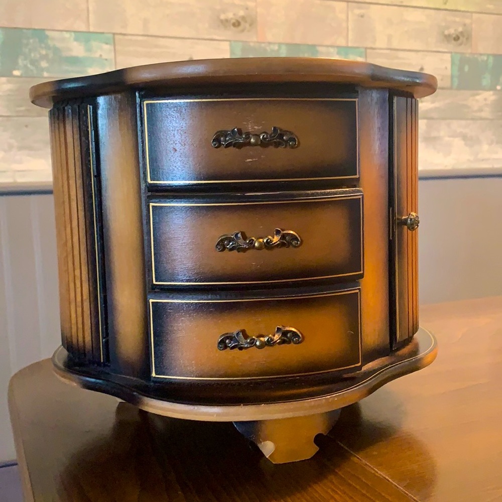 Spinning jewelry box
